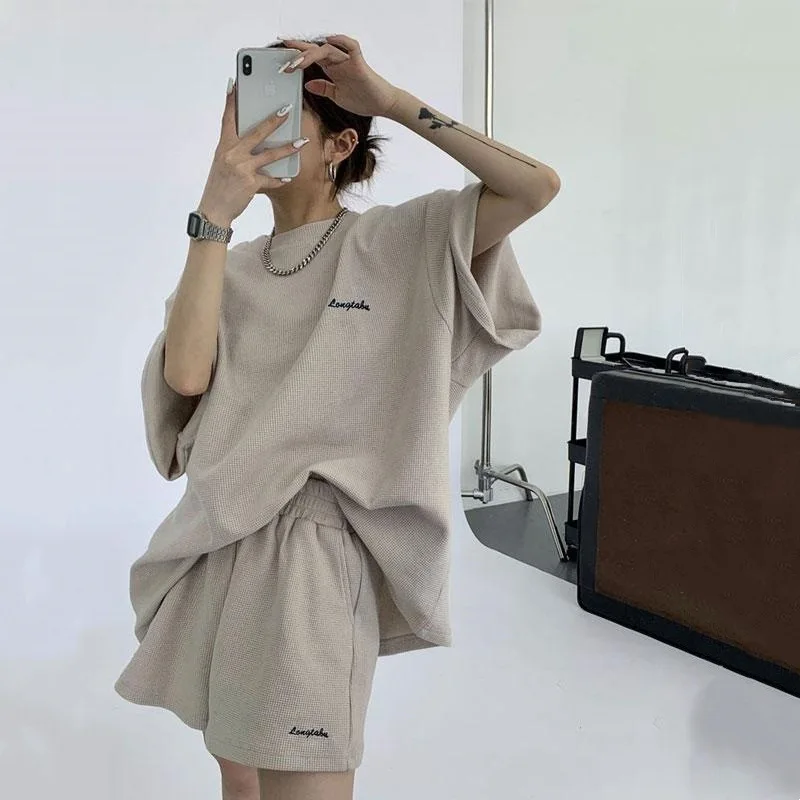 Casual Sports Suit For Women New Summer Loose Short-sleeve T-shirt And Shorts Two Piece Sets Women's Fashionable Tracksuits
Casual Sports Suit For Women New Summer Loose Short-sleeve T-shirt And Shorts Two Piece Sets Women's Fashionable Tracksuits