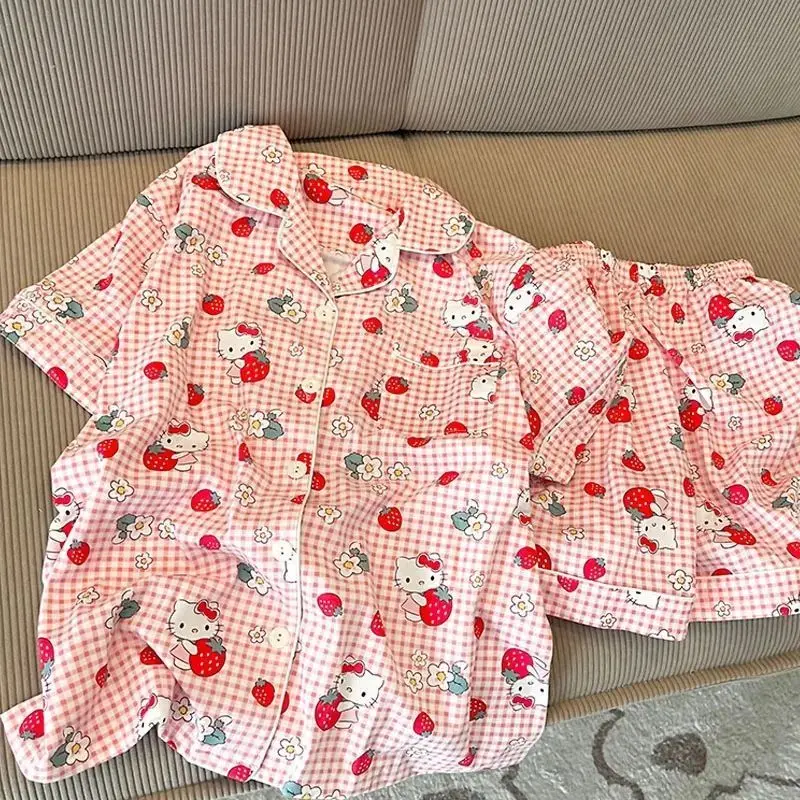 Женский летний пижамный комплект Hello Kitty в клубничную клетку, легкие шорты с короткими рукавами, готовая одежда для сна и дома на открытом воздухе
Женский летний пижамный комплект Hello Kitty в клубничную клетку, легкие шорты с короткими рукавами, готовая одежда для сна и дома на открытом воздухе