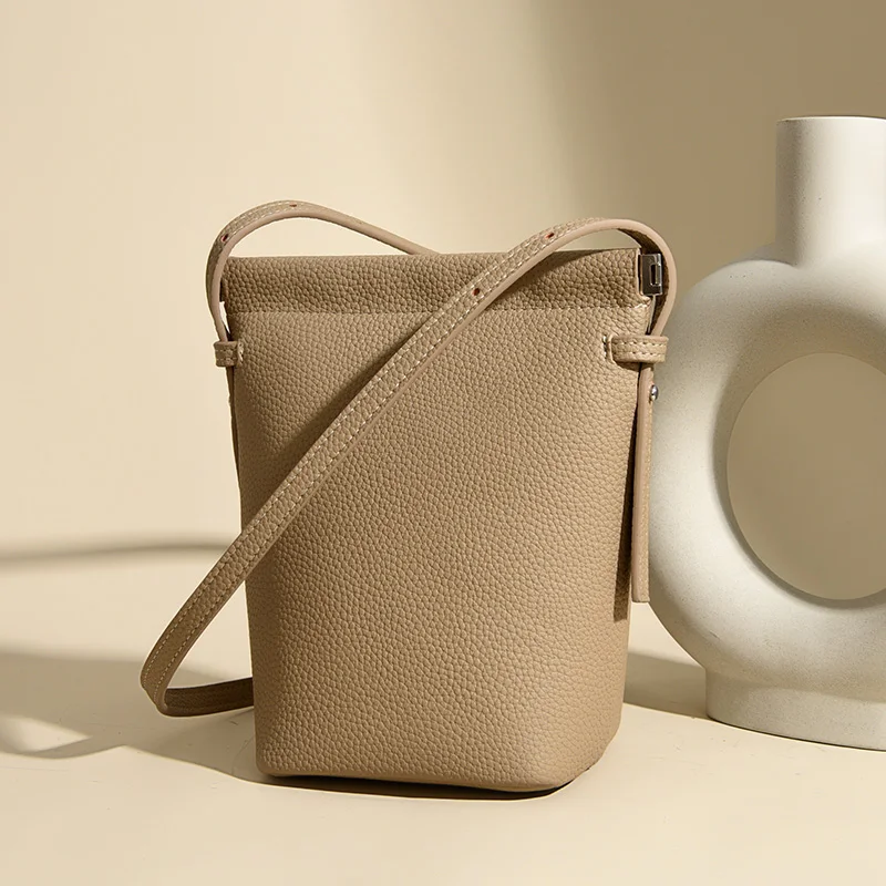 2025 модная женская маленькая кожаная сумка-мешок через плечо, повседневная сумка на молнии для ежедневного использования, легкая и стильная
2025 модная женская маленькая кожаная сумка-мешок через плечо, повседневная сумка на молнии для ежедневного использования, легкая и стильная