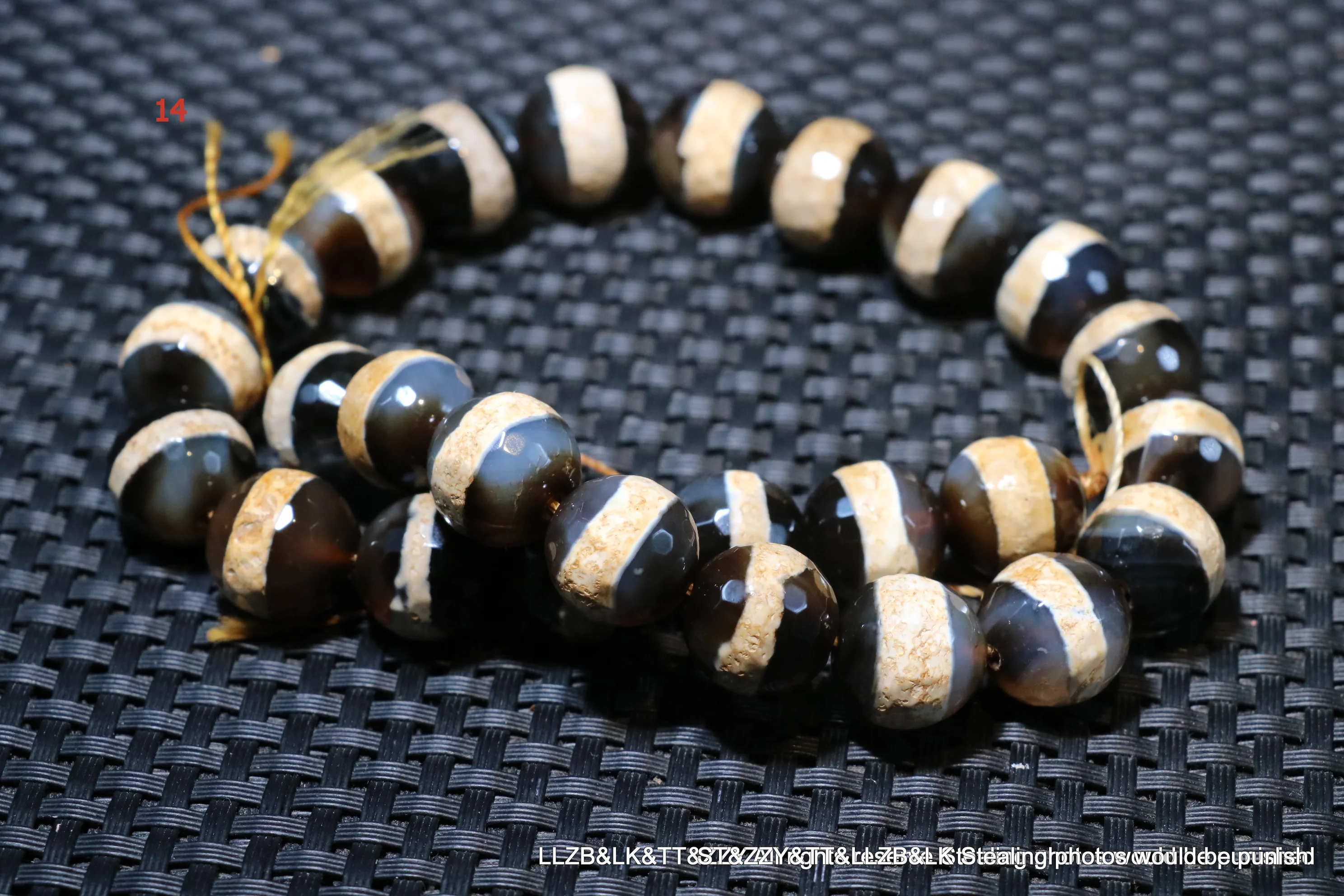 A Strand of Magic Power Energy Tibetan Old Agate 1 Line Healer Medicine Totem 14MM dZi Bead Amulet For DIY UPD220724A65
A Strand of Magic Power Energy Tibetan Old Agate 1 Line Healer Medicine Totem 14MM dZi Bead Amulet For DIY UPD220724A65
