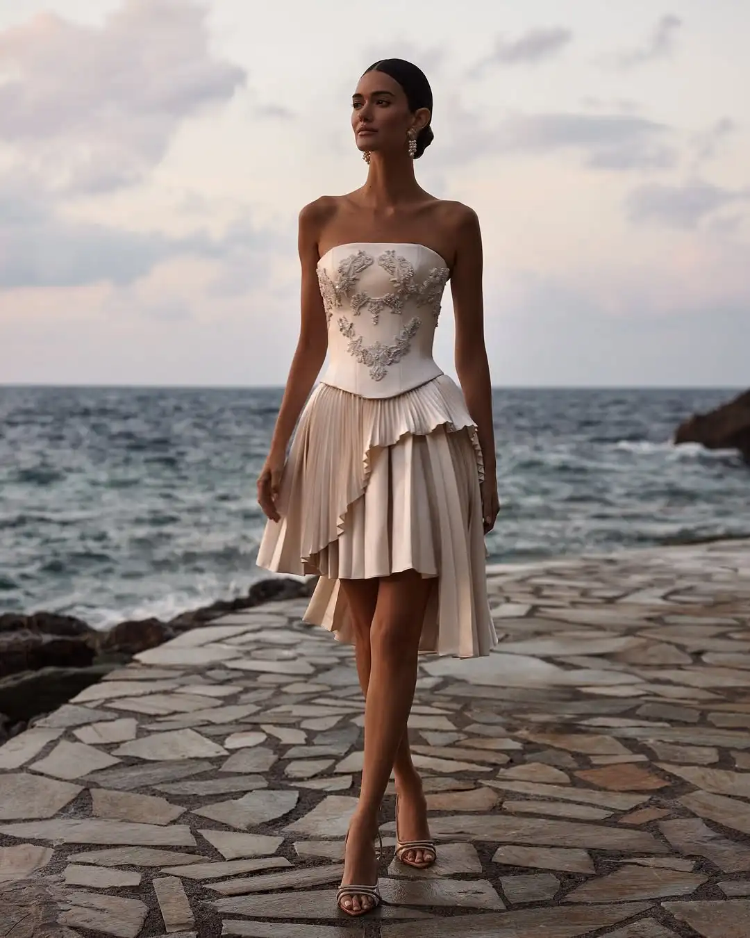 Ofherown Vintage Strapless Embroidered Corset Mini Party Dress Asymmetric Pleated Hem Satin Bridal Cocktail Dress for Women
Ofherown Vintage Strapless Embroidered Corset Mini Party Dress Asymmetric Pleated Hem Satin Bridal Cocktail Dress for Women