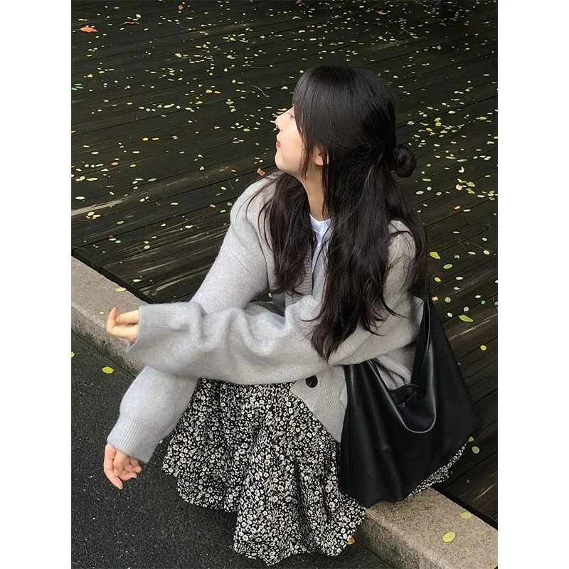 Vintage V-neck Knitting Cardigan Coat Women Autumn Winter Simplicity Office Lady Loose Sweater All-match Casual Knitwear Tops
Vintage V-neck Knitting Cardigan Coat Women Autumn Winter Simplicity Office Lady Loose Sweater All-match Casual Knitwear Tops