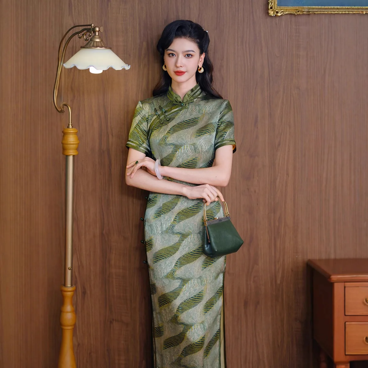 Silk Chinese Floral Traditional Vintage Modern Cheongsam Qipao Women's High-End Dress Long Green Section Improved
Silk Chinese Floral Traditional Vintage Modern Cheongsam Qipao Women's High-End Dress Long Green Section Improved