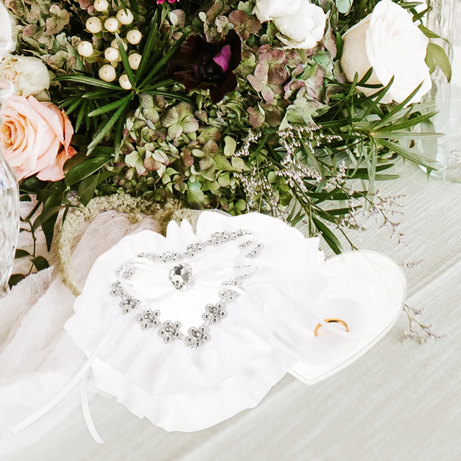 Коробка для обручальных колец в форме сердца, кружевной декор, элегантный держатель для колец для свадебной церемонии, предложение, помолвка, юбилей
Коробка для обручальных колец в форме сердца, кружевной декор, элегантный держатель для колец для свадебной церемонии, предложение, помолвка, юбилей