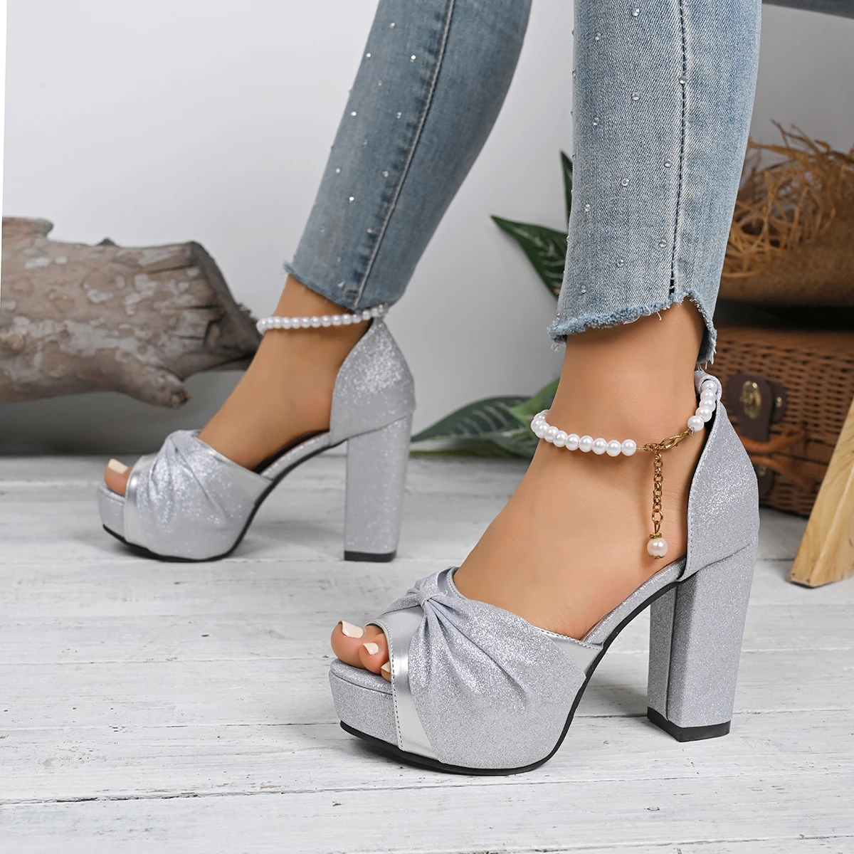 Модные, популярные, износостойкие, удобные женские босоножки для банкетов, летние, новые, элегантные, с открытым носком, на толстом каблуке.
Модные, популярные, износостойкие, удобные женские босоножки для банкетов, летние, новые, элегантные, с открытым носком, на толстом каблуке.