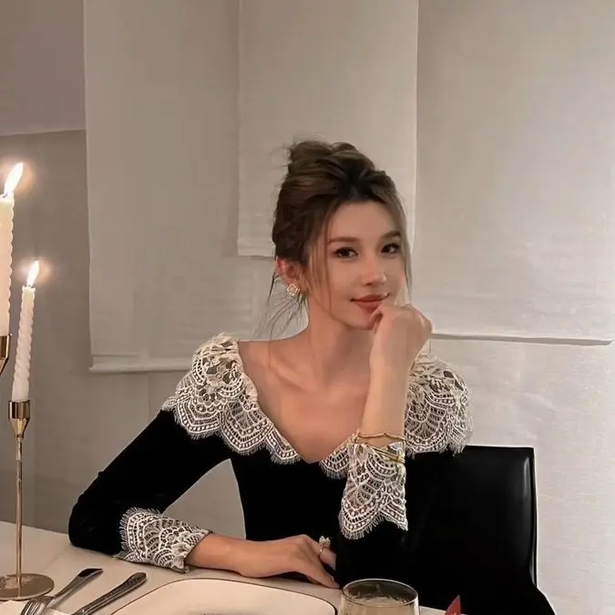 Hepburn Style Lace Patchwork One Shoulder Long Sleeved T-shirt for Women's Spring New Slim Fit Short Style Temperament Top
Hepburn Style Lace Patchwork One Shoulder Long Sleeved T-shirt for Women's Spring New Slim Fit Short Style Temperament Top