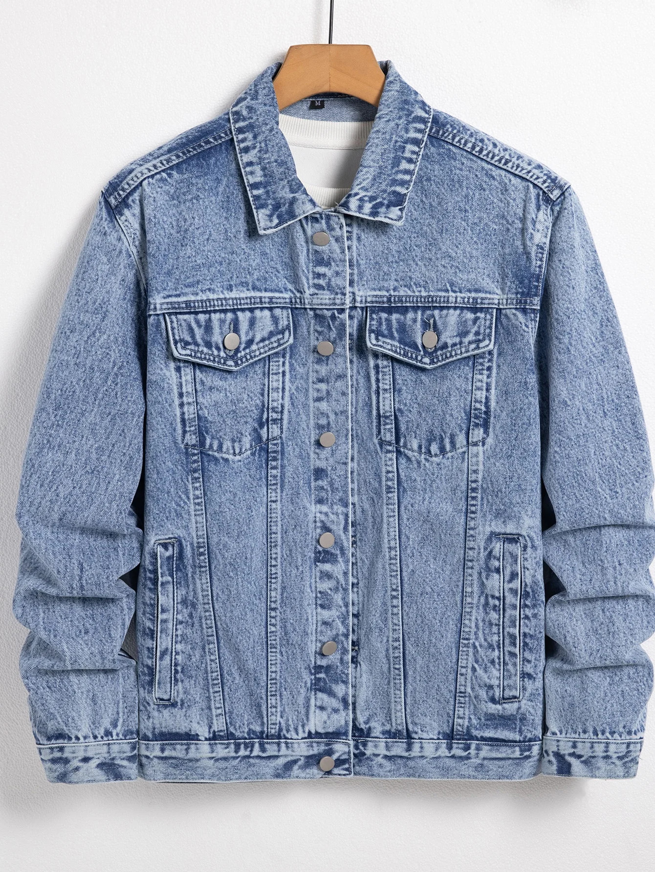 Men's blue denim jacket for spring and autumn. Stylish and casual, versatile for streetwear.
Men's blue denim jacket for spring and autumn. Stylish and casual, versatile for streetwear.