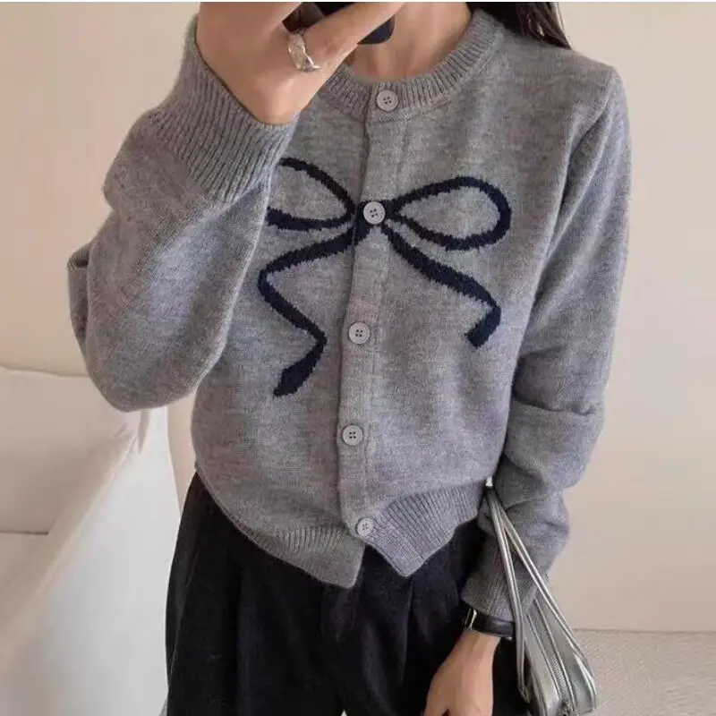Осень-зима, мягкий вязаный кардиган во французском стиле с бантом, женский топ с длинными рукавами, повседневная верхняя одежда, элегантный шикарный милый кардиган
Осень-зима, мягкий вязаный кардиган во французском стиле с бантом, женский топ с длинными рукавами, повседневная верхняя одежда, элегантный шикарный милый кардиган