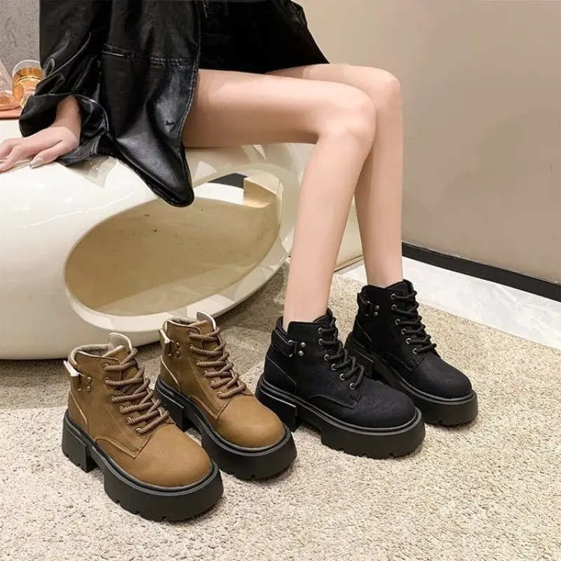 2024 Thick Soled High Rise Fashion Boots for Women Black Short Snow Boots British Style Ankle Shoes Winter Warm Leather Boots
2024 Thick Soled High Rise Fashion Boots for Women Black Short Snow Boots British Style Ankle Shoes Winter Warm Leather Boots
