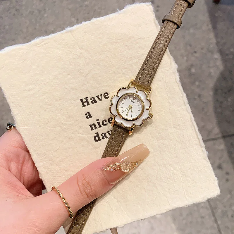 Fashionable and versatile women's watch, high-end, simple and exquisite quartz watch, petal-shaped luxury watch, women's jewelry
Fashionable and versatile women's watch, high-end, simple and exquisite quartz watch, petal-shaped luxury watch, women's jewelry