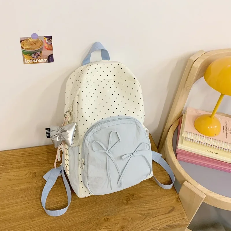 Рюкзаки большой вместимости в нейлоновые горошек с украшением в виде банта, новые милые женские сумки на распродаже, изысканные брендовые модные рюкзаки 2025 года
Рюкзаки большой вместимости в нейлоновые горошек с украшением в виде банта, новые милые женские сумки на распродаже, изысканные брендовые модные рюкзаки 2025 года