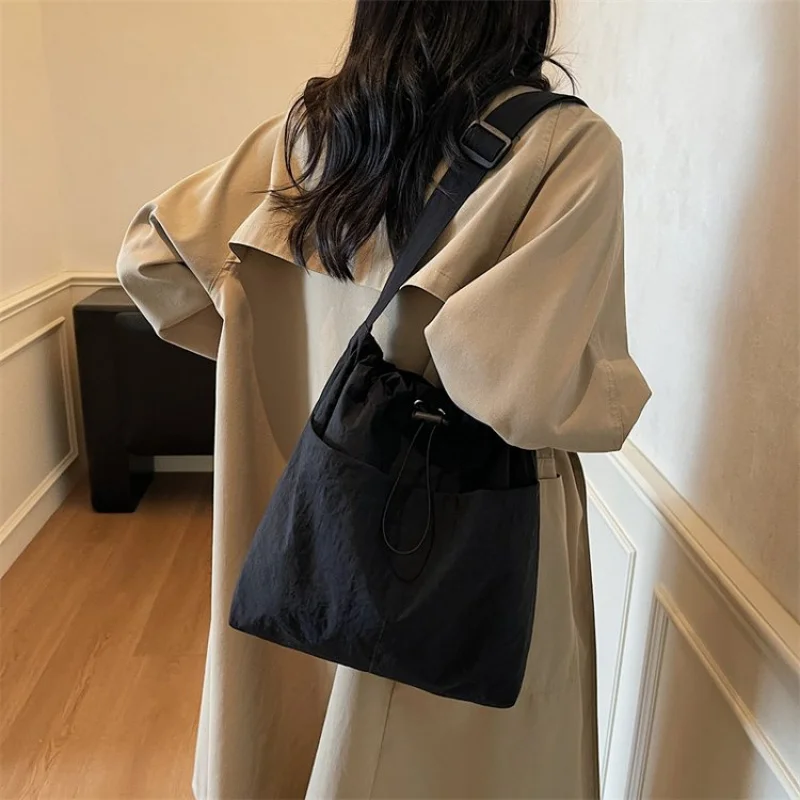 2025 Новая высококачественная женская кожаная сумка класса люкс, известный дизайнер, Париж, повседневная винтажная сумка
2025 Новая высококачественная женская кожаная сумка класса люкс, известный дизайнер, Париж, повседневная винтажная сумка 