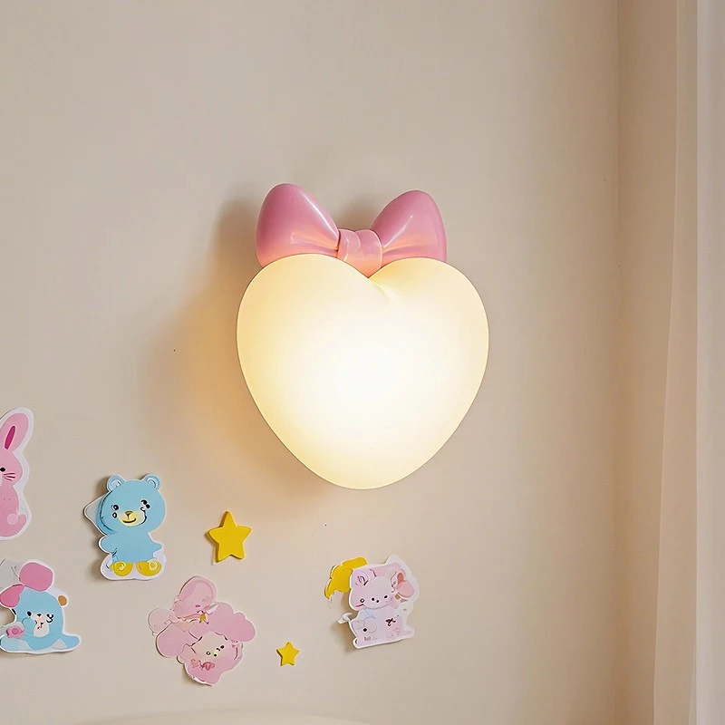 Настенные светильники для детской комнаты, розовый бант, лампа в форме сердца, современная теплая милая детская комната, комната принцессы, спальня для девочек, прикроватные настенные светильники
Настенные светильники для детской комнаты, розовый бант, лампа в форме сердца, современная теплая милая детская комната, комната принцессы, спальня для девочек, прикроватные настенные светильники