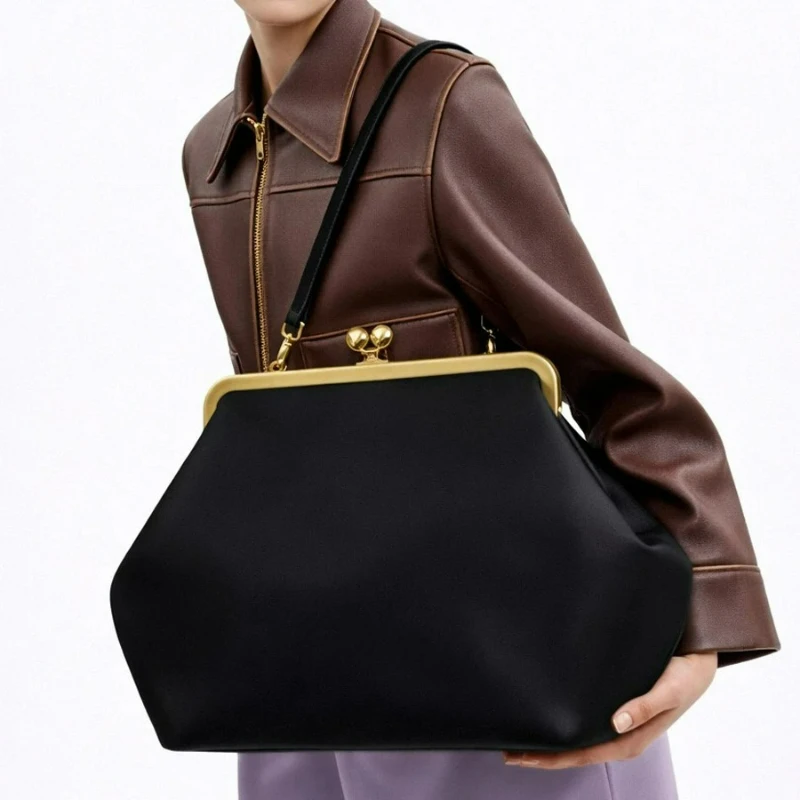 Shell Hand-held Wallet, A Light Luxury Design Fashionable Handbag, A New Large-capacity Single-shoulder Ladies' Evening Bag
Shell Hand-held Wallet, A Light Luxury Design Fashionable Handbag, A New Large-capacity Single-shoulder Ladies' Evening Bag