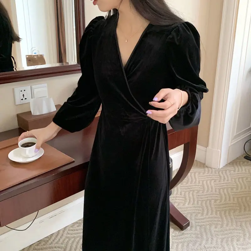 Gold Velvet Dress Autumn New Style High-end Women's Drawstring V-neck Goddess Black Long Sleeves
Gold Velvet Dress Autumn New Style High-end Women's Drawstring V-neck Goddess Black Long Sleeves