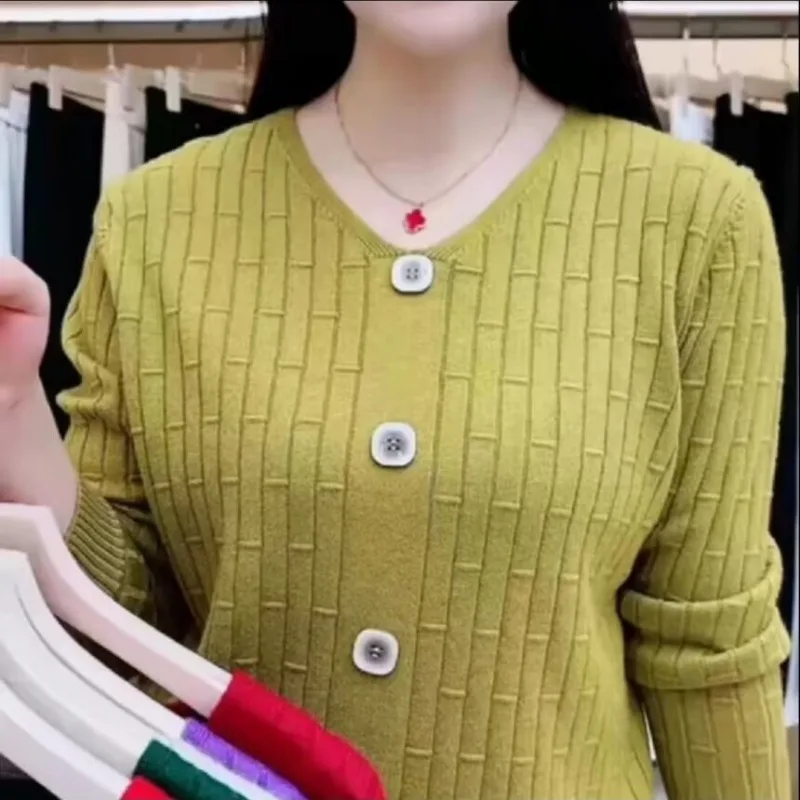 Весенне-осенний новый вязаный пуловер с v-образным вырезом и мягкой и удобной базовой рубашкой для людей среднего и пожилого возраста 
Весенне-осенний новый вязаный пуловер с v-образным вырезом и мягкой и удобной базовой рубашкой для людей среднего и пожилого возраста
