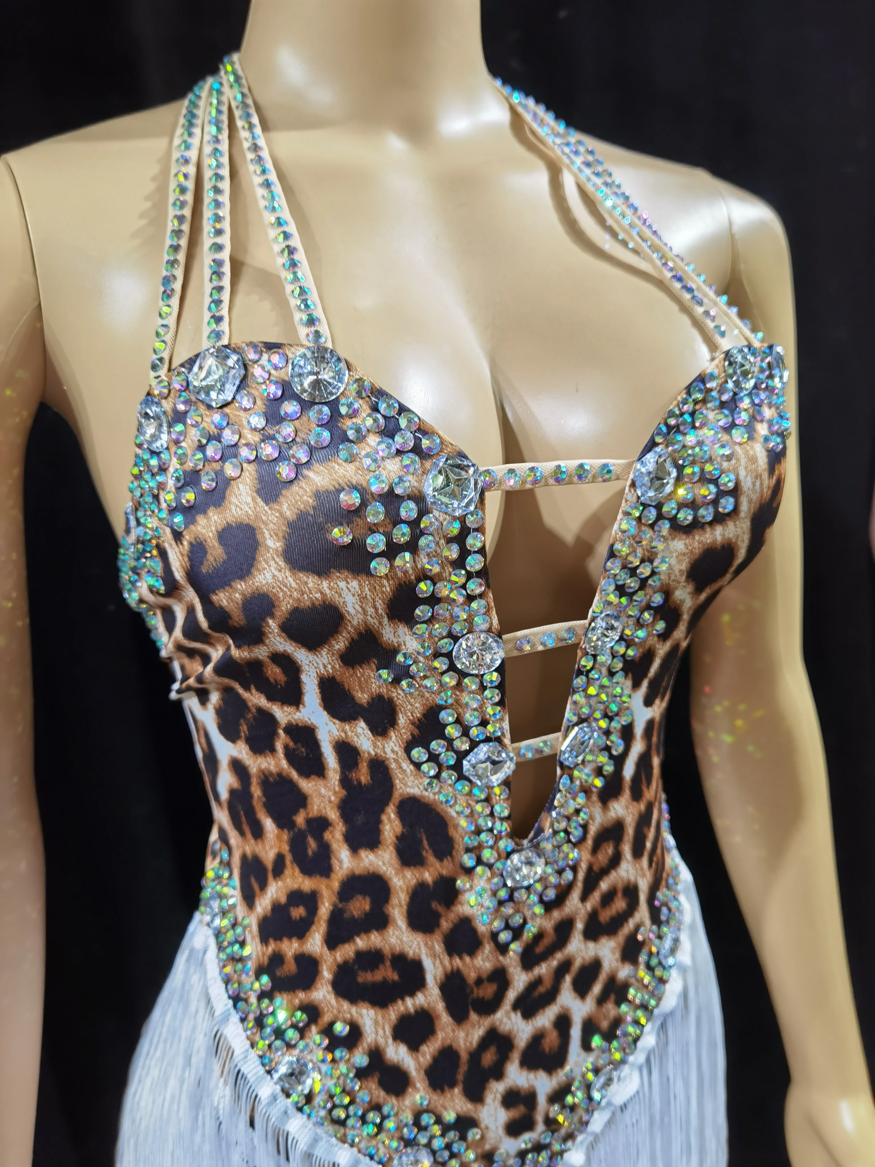 Full Diamond One Shoulder Sexy Mesh Elastic Wrap Hip Short Skirt Singer Model Nightclub Bar Performance Clothing
Full Diamond One Shoulder Sexy Mesh Elastic Wrap Hip Short Skirt Singer Model Nightclub Bar Performance Clothing