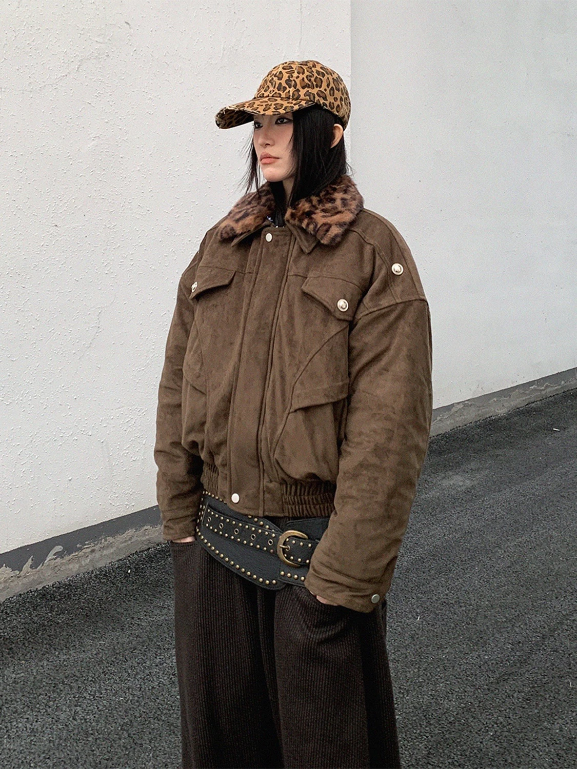 Зимняя утепленная куртка USKM в американском ретро-стиле с леопардовым принтом и меховым воротником, свободного кроя, из хлопка и замши, для мужчин и женщин
Зимняя утепленная куртка USKM в американском ретро-стиле с леопардовым принтом и меховым воротником, свободного кроя, из хлопка и замши, для мужчин и женщин