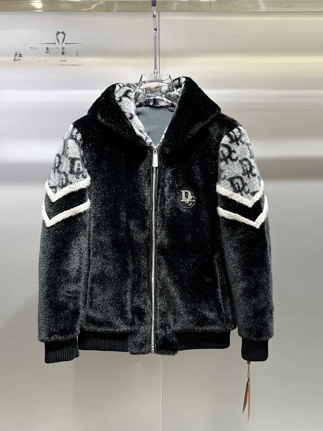 Модная мужская зимняя куртка с капюшоном и мехом, золотой вышивкой, в стиле пэчворк, с цветовыми блоками, премиум-класса, приталенного кроя, удлиненная.
Модная мужская зимняя куртка с капюшоном и мехом, золотой вышивкой, в стиле пэчворк, с цветовыми блоками, премиум-класса, приталенного кроя, удлиненная.