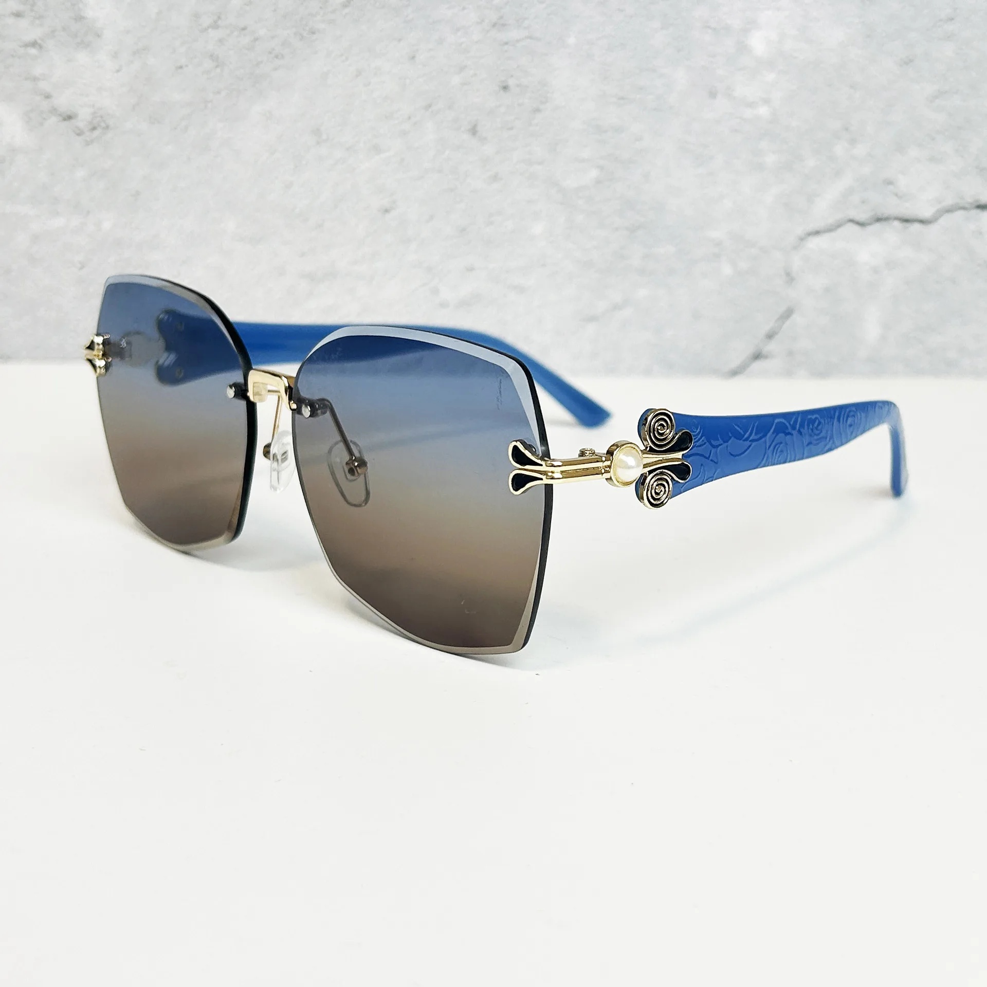 New Frameless Trimmed Women's Sunglasses Fashion Trend Sunglasses Big Face Thin Internet Celebrity Pearl Glasses
New Frameless Trimmed Women's Sunglasses Fashion Trend Sunglasses Big Face Thin Internet Celebrity Pearl Glasses