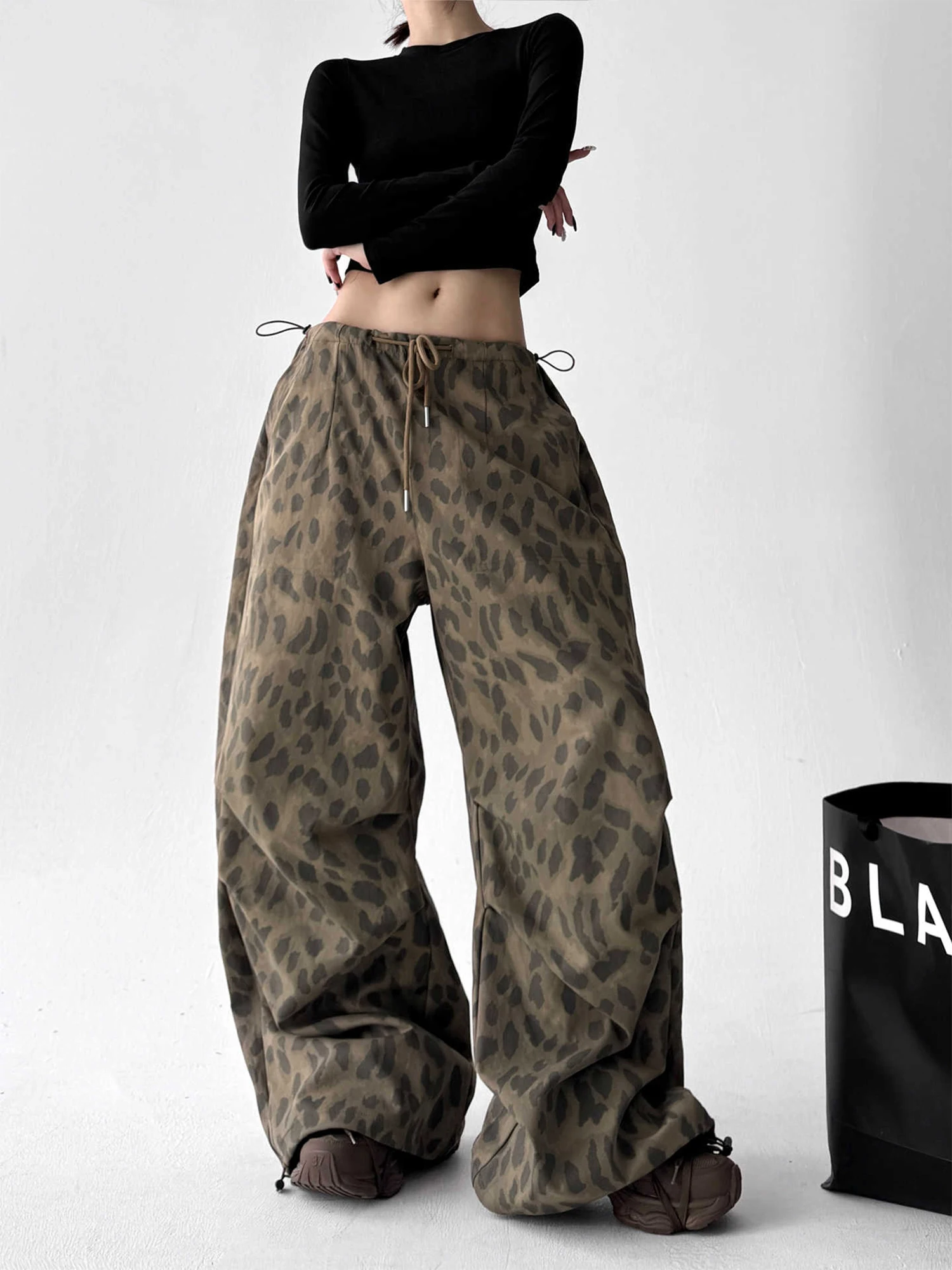 Women Brown Baggy Leopard Pants Oversize Parachute Pants Harajuku Japanese 2000s Style Vintage Y2k Trousers Clothes Autumn 2025
Women Brown Baggy Leopard Pants Oversize Parachute Pants Harajuku Japanese 2000s Style Vintage Y2k Trousers Clothes Autumn 2025