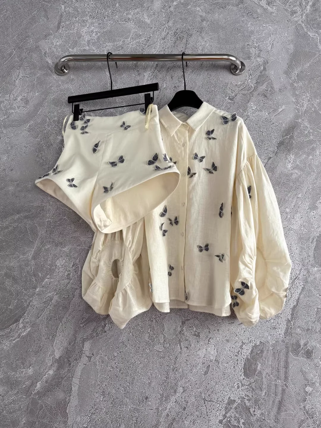2025 New Women 3D Butterfly Appliques Set Single Breasted Lantern Sleeve Shirt + High Waist Shorts Casual Linen Suits
2025 New Women 3D Butterfly Appliques Set Single Breasted Lantern Sleeve Shirt + High Waist Shorts Casual Linen Suits
