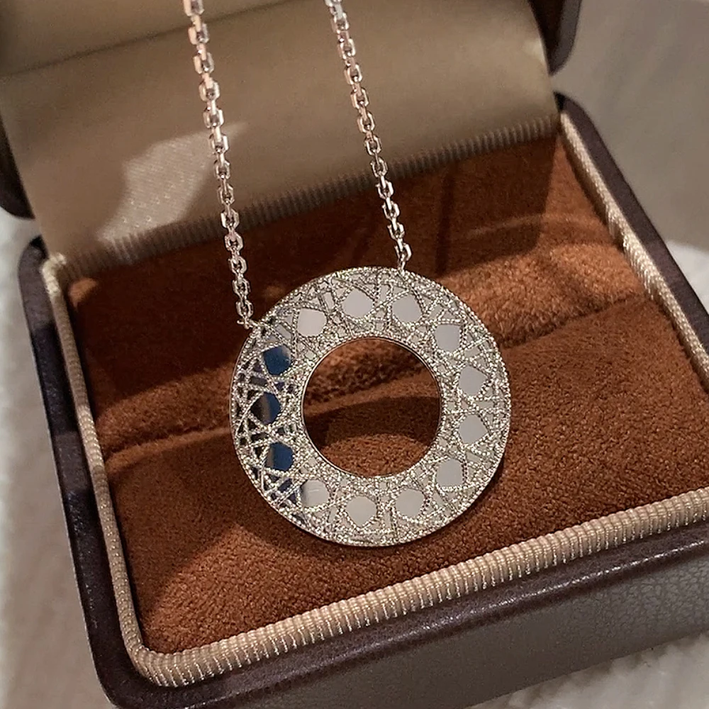 Luxury Designer Real 925 Sterling Silver Necklace Line Cross Pattern Round Pendant Women Party Jewelry Accessory New Arrivals
Luxury Designer Real 925 Sterling Silver Necklace Line Cross Pattern Round Pendant Women Party Jewelry Accessory New Arrivals