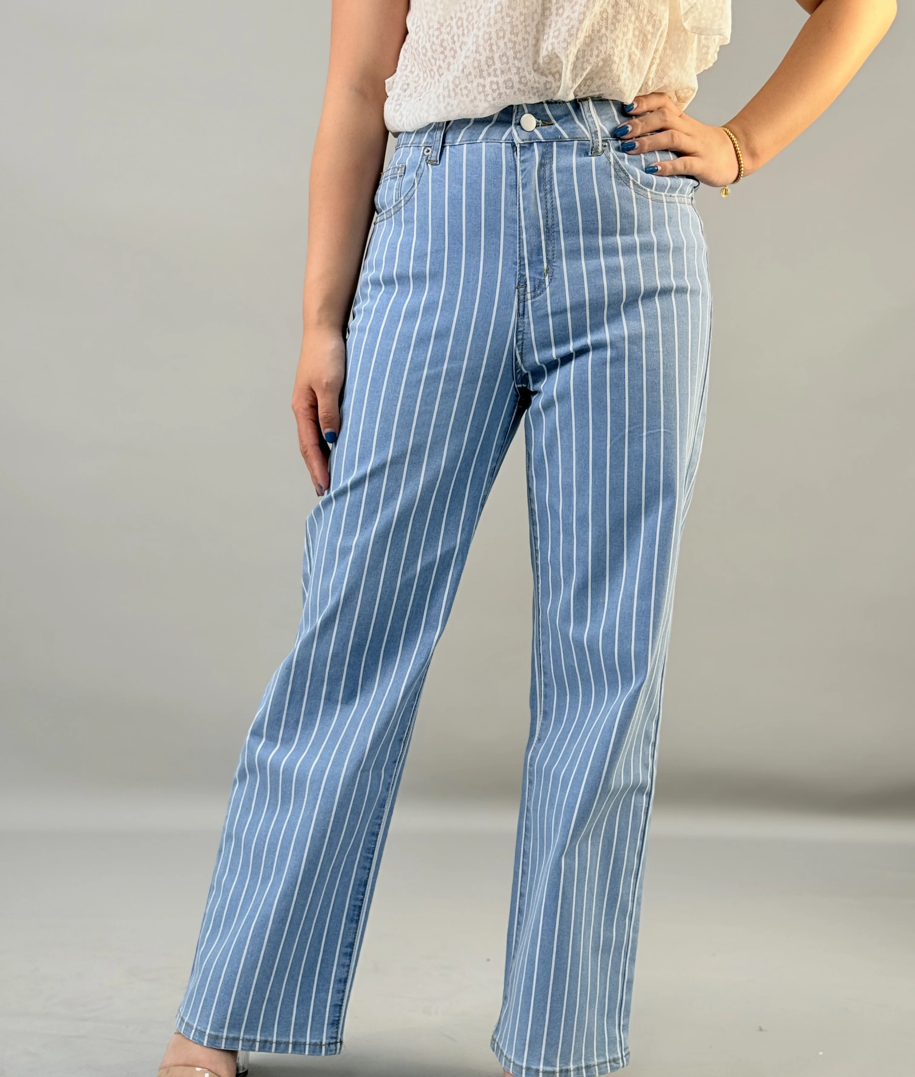 Y2K Fashion women's clothing, trendy ladies' jeans, blue and white stripes,highwaisted and wideleg style three colors available
Y2K Fashion women's clothing, trendy ladies' jeans, blue and white stripes,highwaisted and wideleg style three colors available