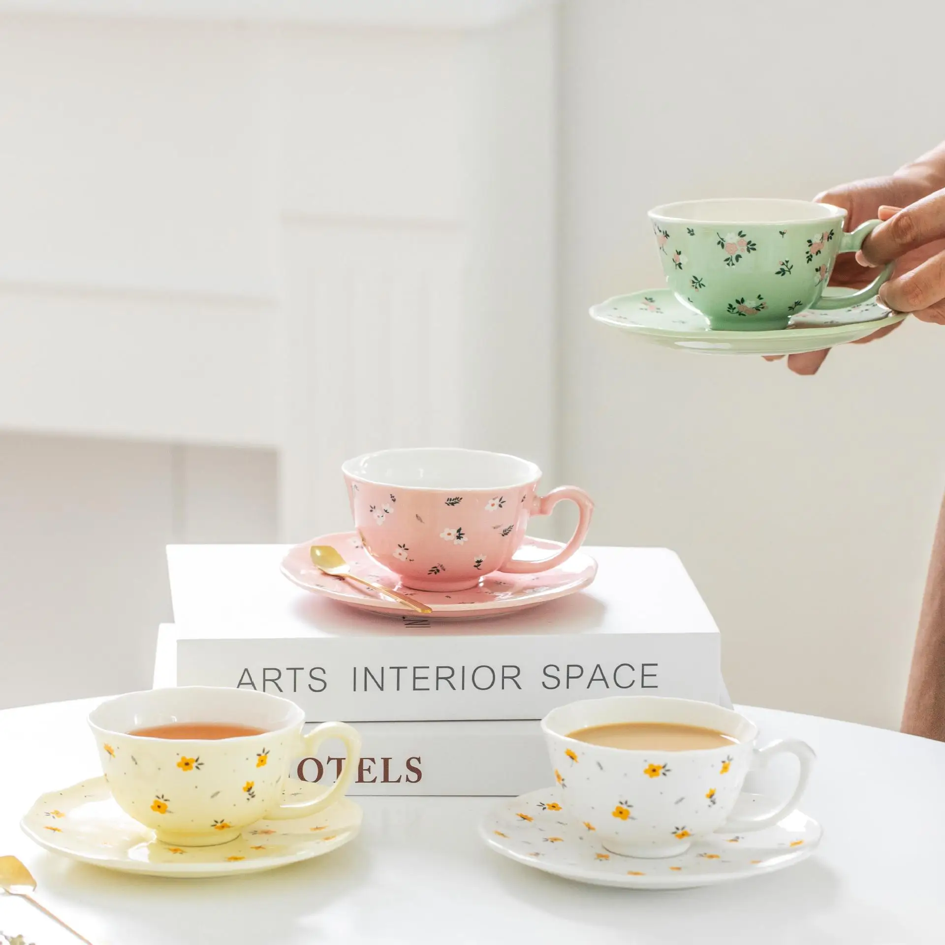 165ml European luxury coffee cups and saucers with spoons, ceramic tea cups and pink cute mugs,Cups & Saucers
165ml European luxury coffee cups and saucers with spoons, ceramic tea cups and pink cute mugs,Cups & Saucers