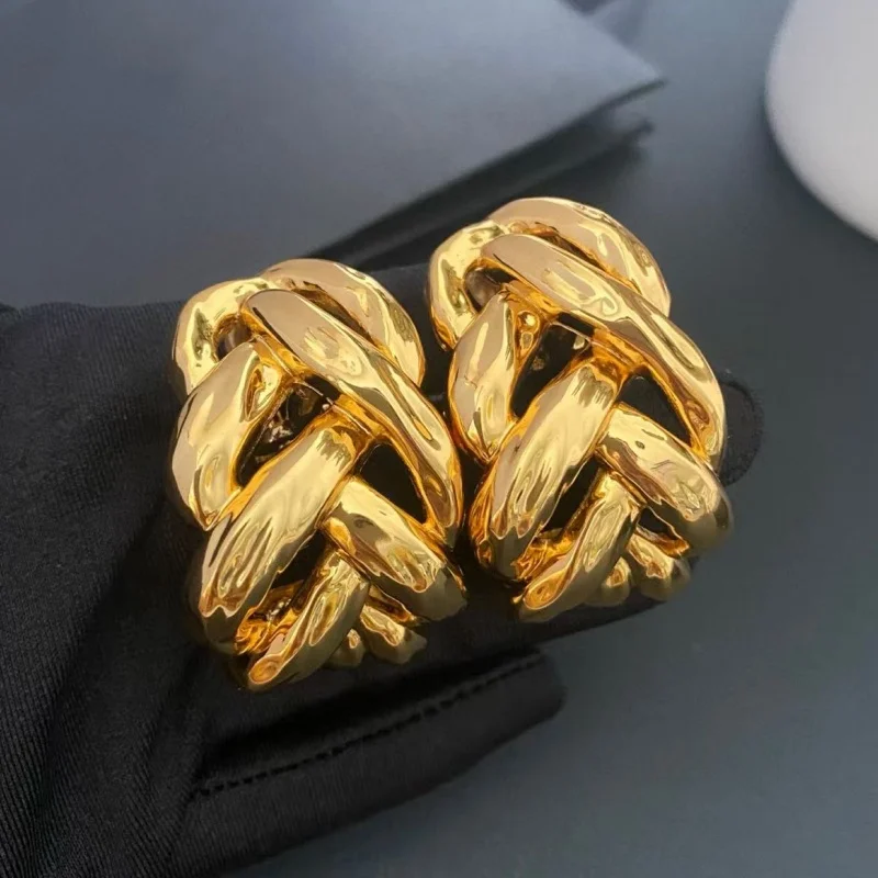 Gazing JewelryНовые модные, ретро, высококачественные тканые полые серьги неправильной формы.
Gazing JewelryНовые модные, ретро, высококачественные тканые полые серьги неправильной формы.