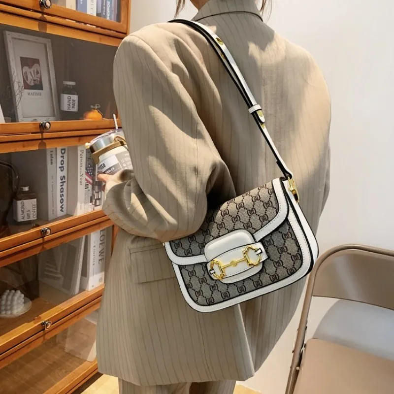 Современная женская сумка через плечо-седло из искусственной кожи с буквенным дизайном, легкая и модная на каждый день
Современная женская сумка через плечо-седло из искусственной кожи с буквенным дизайном, легкая и модная на каждый день