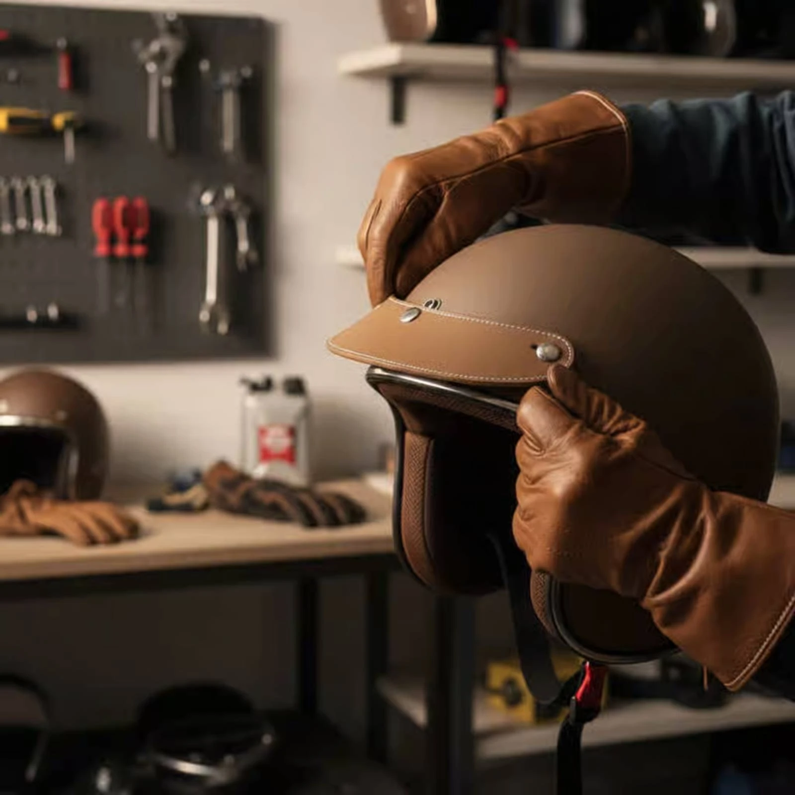 3 Snap Helmet Visor Contrast Stitching Attach-on Leather Visor Open Face Helmet Visor Cover Curved Retro Aesthetic
3 Snap Helmet Visor Contrast Stitching Attach-on Leather Visor Open Face Helmet Visor Cover Curved Retro Aesthetic