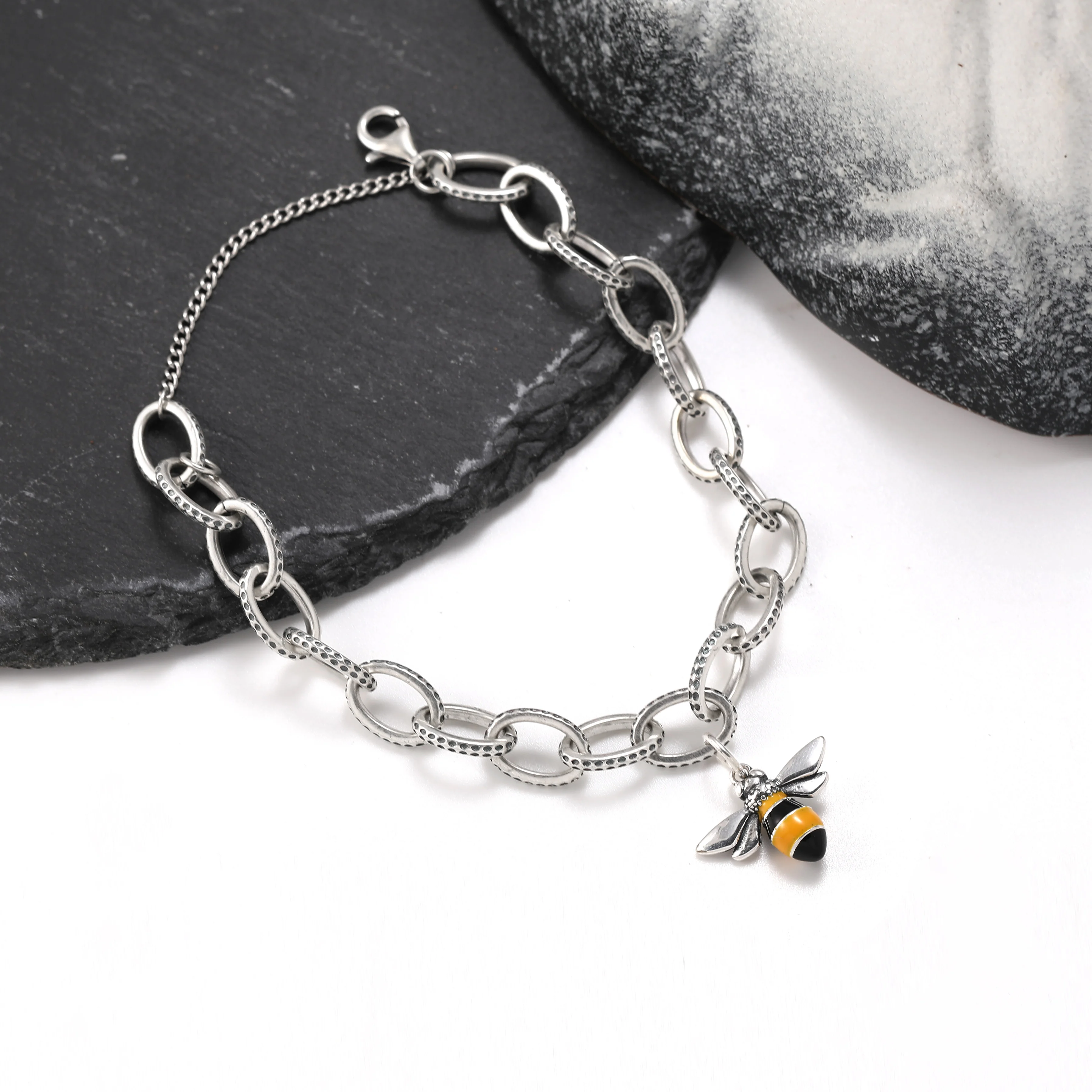 Genuine 925 sterling silver exquisite Textured Oval Charm Bracelet paired with Enamel Hornet pendant
Genuine 925 sterling silver exquisite Textured Oval Charm Bracelet paired with Enamel Hornet pendant