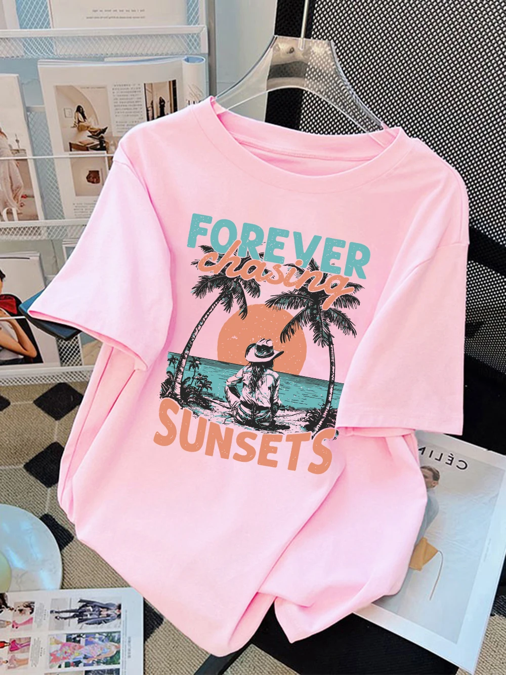Летние футболки из 100% хлопка, женские топы с принтом Forever Chasing Sunsets, мягкие свободные повседневные женские футболки с круглым вырезом и короткими рукавами
Летние футболки из 100% хлопка, женские топы с принтом Forever Chasing Sunsets, мягкие свободные повседневные женские футболки с круглым вырезом и короткими рукавами