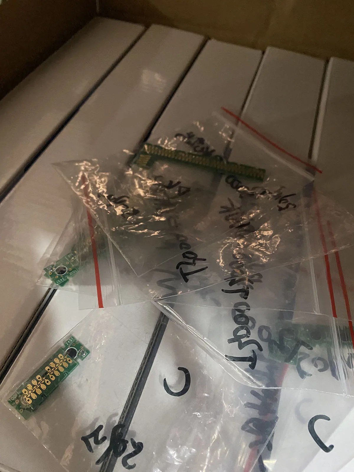 Чип картриджа T6941-T6945 для принтера Epson SureColor T3000 T5000 T7000 T3070 T5070 T7070 T3200 T5200 T7200 T3270 T5270 T7270
Чип картриджа T6941-T6945 для принтера Epson SureColor T3000 T5000 T7000 T3070 T5070 T7070 T3200 T5200 T7200 T3270 T5270 T7270