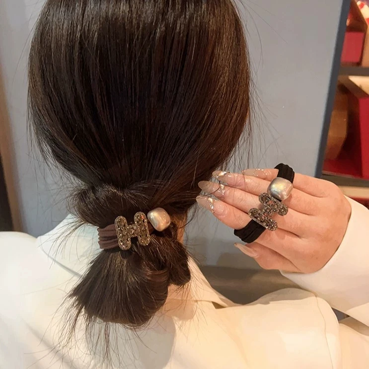 Корейская версия новой высокой веревки для волос с буквой J-Sense и стразами, женственная высокоэластичная повязка на голову с кругом для волос, резинка
Корейская версия новой высокой веревки для волос с буквой J-Sense и стразами, женственная высокоэластичная повязка на голову с кругом для волос, резинка