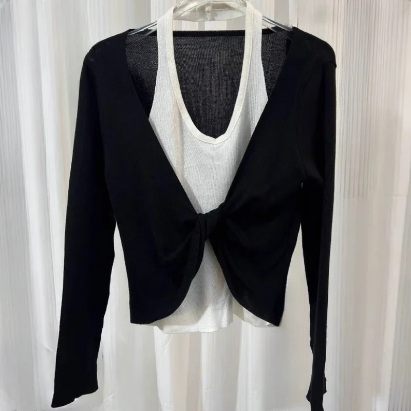 Women's Fresh Fake Two-piece Top Sweety Long-sleeved Black White Contrasting Block Color Splicing Halter Neck Female Casual Tops
Women's Fresh Fake Two-piece Top Sweety Long-sleeved Black White Contrasting Block Color Splicing Halter Neck Female Casual Tops