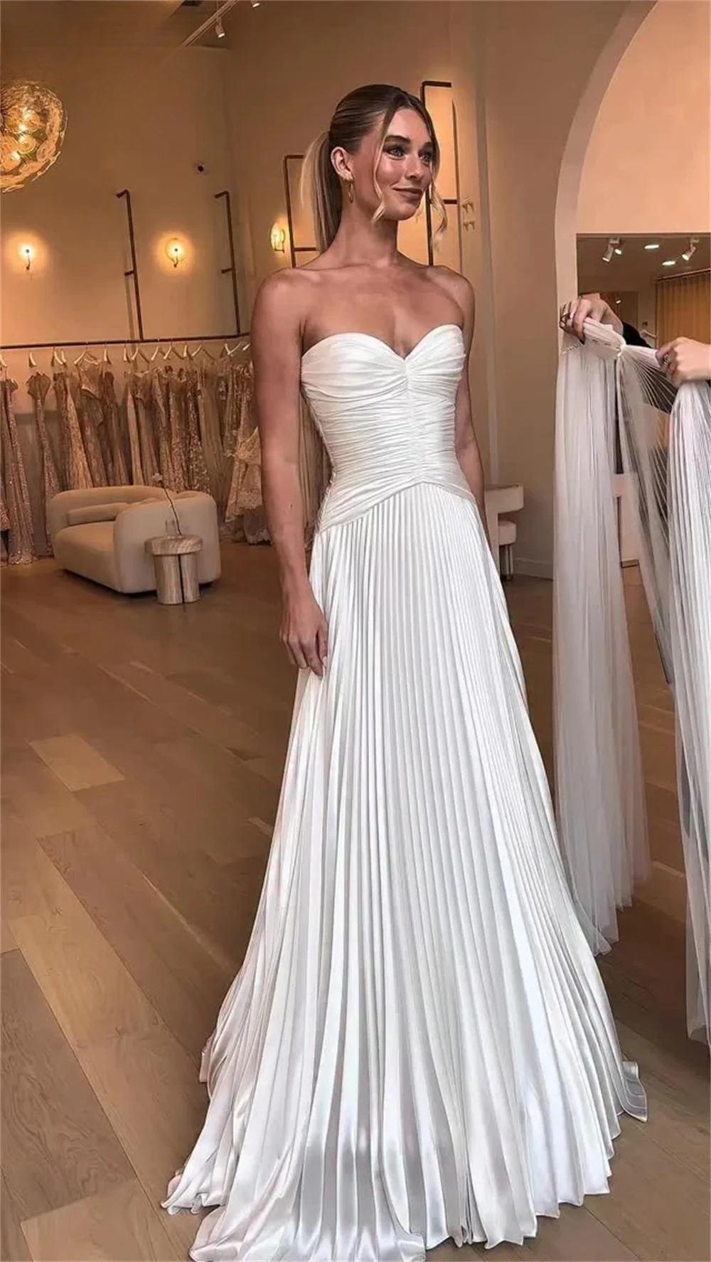 Customized White Sweetheart Necklink Wedding Dresses Sleeveless Court Train Bridal Gown 2026 Satin Pleated Wedding Gown
Customized White Sweetheart Necklink Wedding Dresses Sleeveless Court Train Bridal Gown 2026 Satin Pleated Wedding Gown