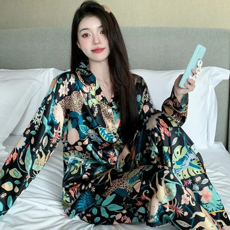 Women's Pajamas Set Satin Long-sleeved Homewear Suit Printed High-grade Ice Silk Can Be Worn Outside Home Wear Pajamas Sleepwear
Women's Pajamas Set Satin Long-sleeved Homewear Suit Printed High-grade Ice Silk Can Be Worn Outside Home Wear Pajamas Sleepwear