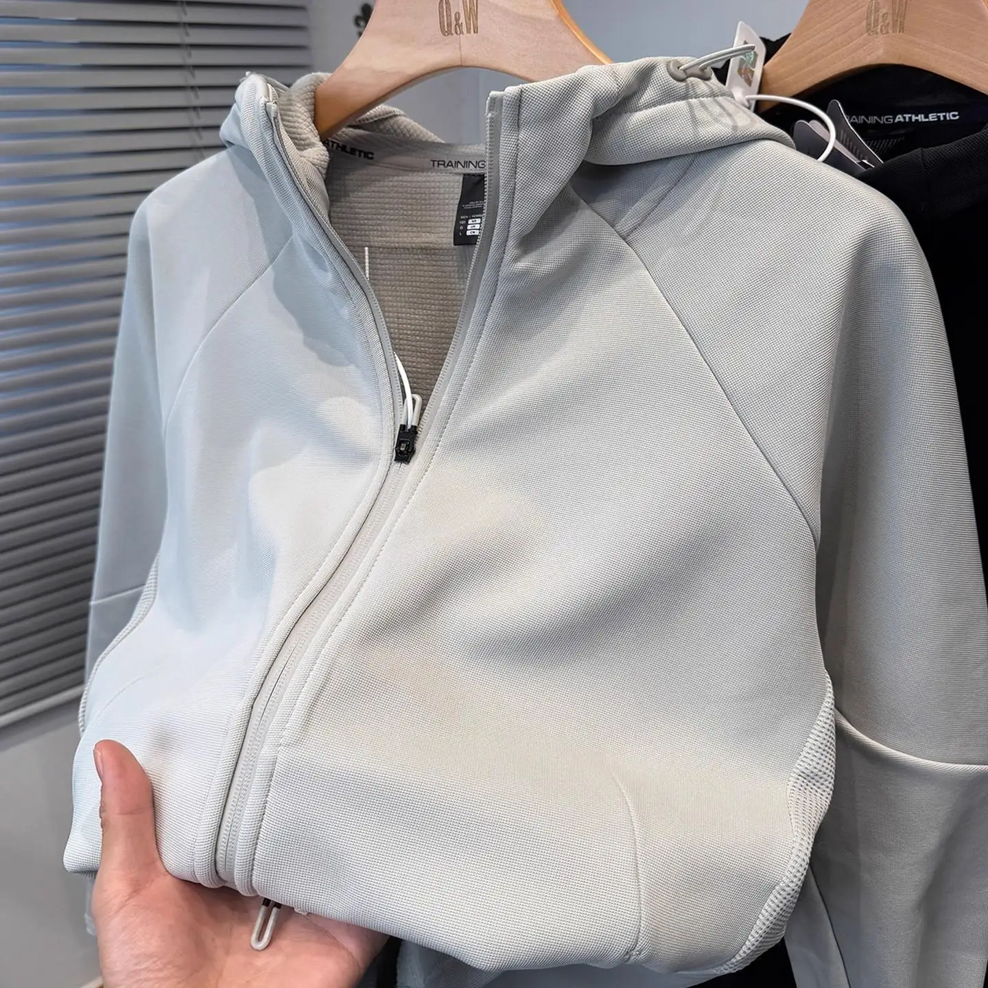 Мужской утепленный флисовый костюм для активного отдыха с капюшоном, повседневная куртка для осени и зимы, приталенный крой, подходит для мужчин среднего возраста
Мужской утепленный флисовый костюм для активного отдыха с капюшоном, повседневная куртка для осени и зимы, приталенный крой, подходит для мужчин среднего возраста