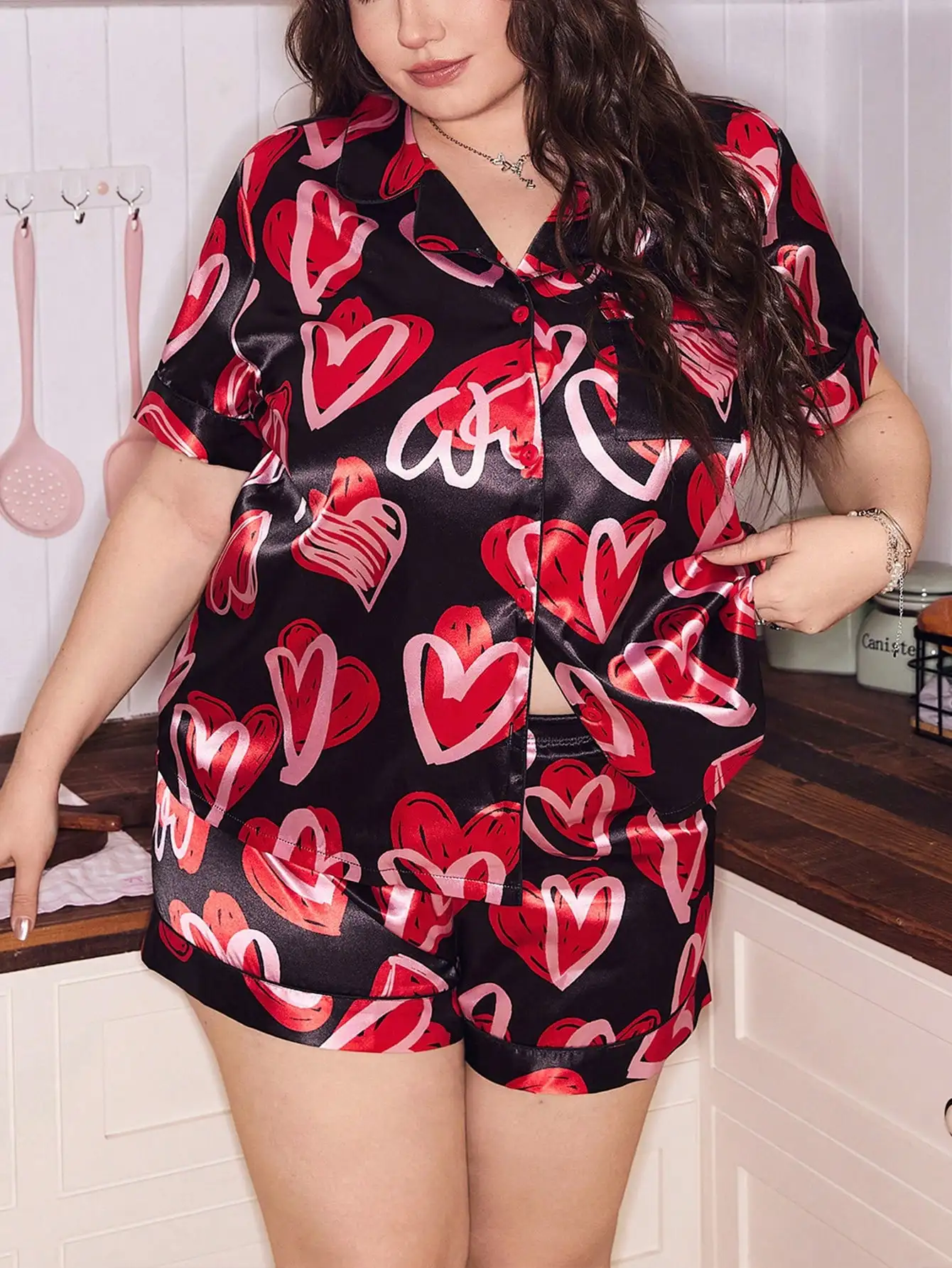 Черный атласный пижамный комплект с принтом в виде сердец, с короткими рукавами и шортами
Черный атласный пижамный комплект с принтом в виде сердец, с короткими рукавами и шортами