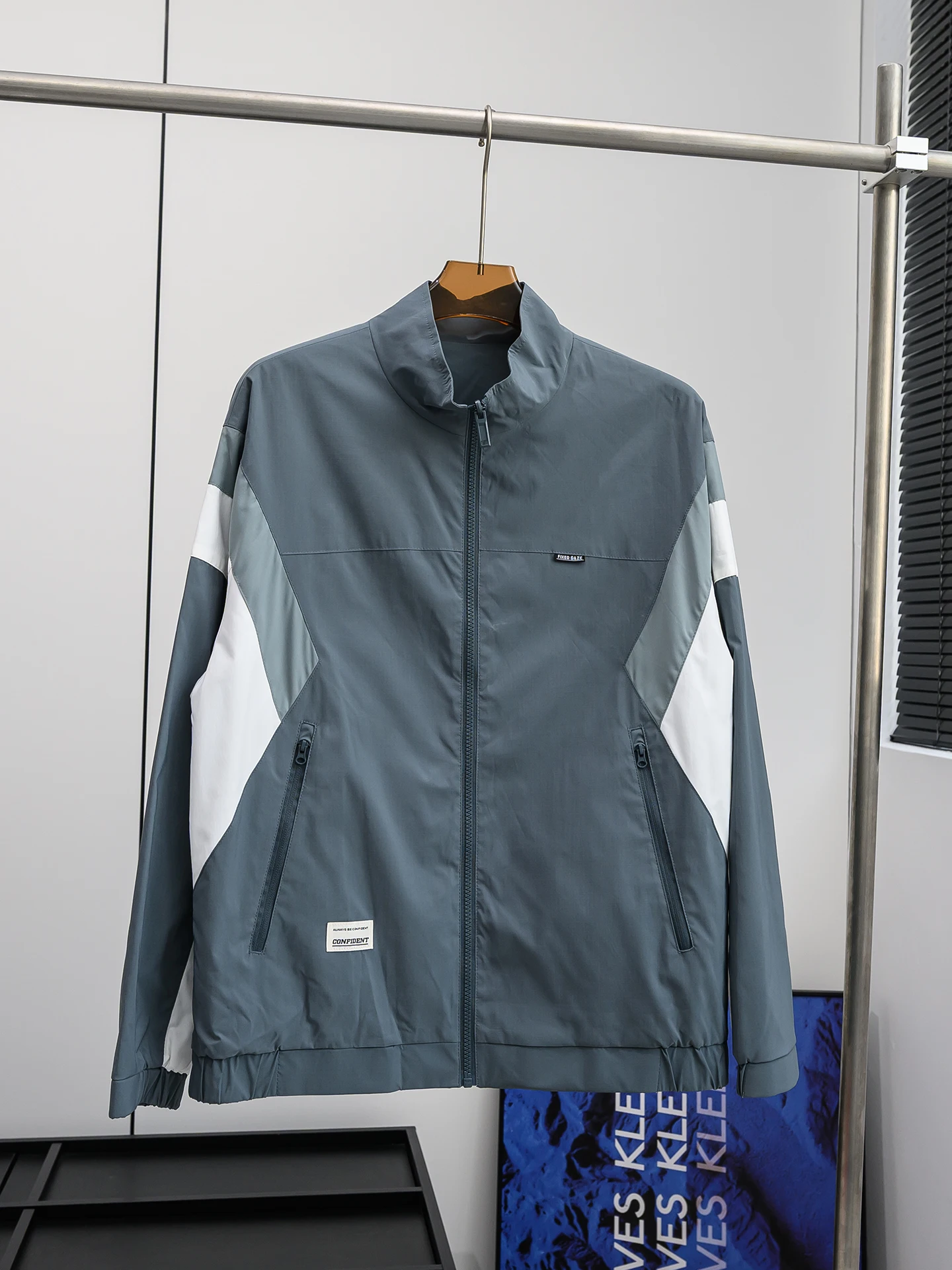 Men's Casual Fashion Color Block Windproof Stand Collar Jacket Outdoor Spring Lightweight Zipper Closure Long Sleeve Coat
Men's Casual Fashion Color Block Windproof Stand Collar Jacket Outdoor Spring Lightweight Zipper Closure Long Sleeve Coat