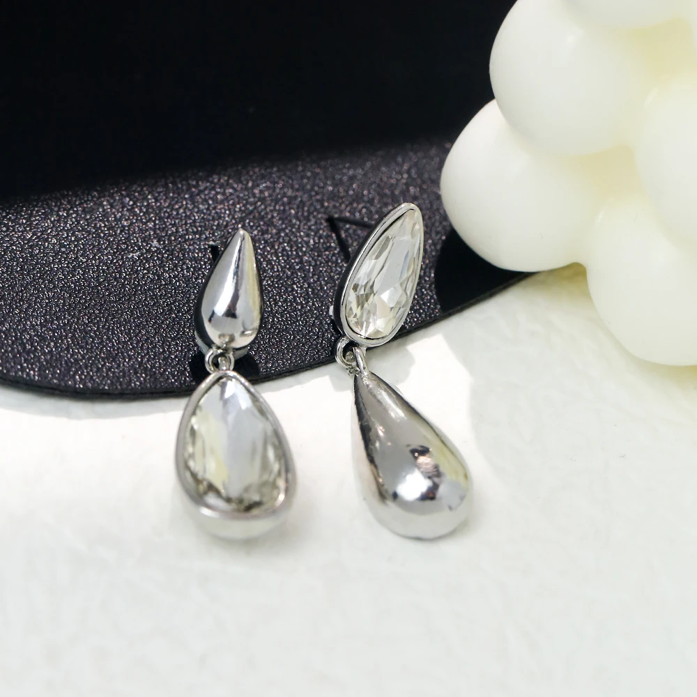 2 Pcs Exquisite Water Drops Fashion Design Silver Color Earrings Charms Women Gathering Wedding Party Daily Favors
2 Pcs Exquisite Water Drops Fashion Design Silver Color Earrings Charms Women Gathering Wedding Party Daily Favors