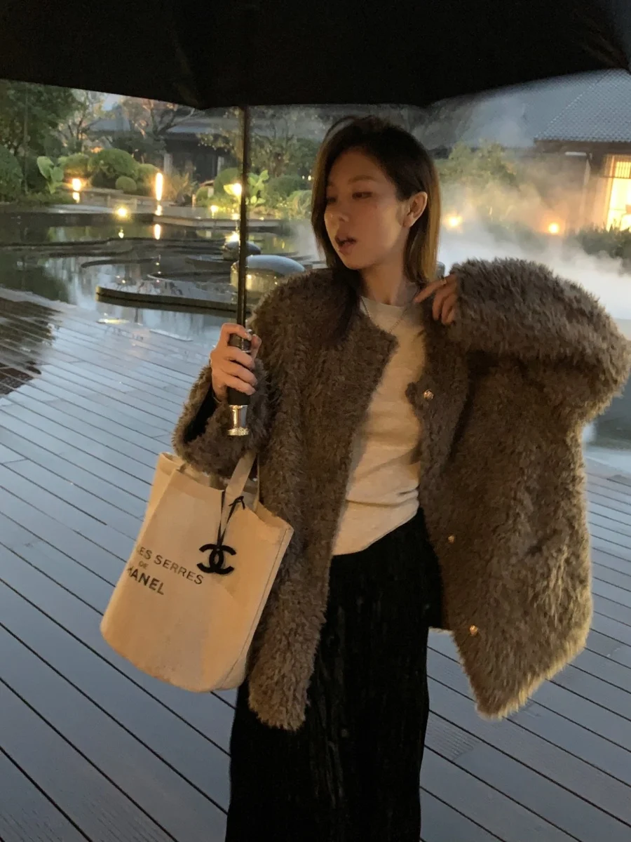 Женское пальто из искусственного меха, свободного кроя, нежно-коричневое, с круглым вырезом, на пуговицах, с длинными рукавами, из полиэстера, для осени и зимы.
Женское пальто из искусственного меха, свободного кроя, нежно-коричневое, с круглым вырезом, на пуговицах, с длинными рукавами, из полиэстера, для осени и зимы.