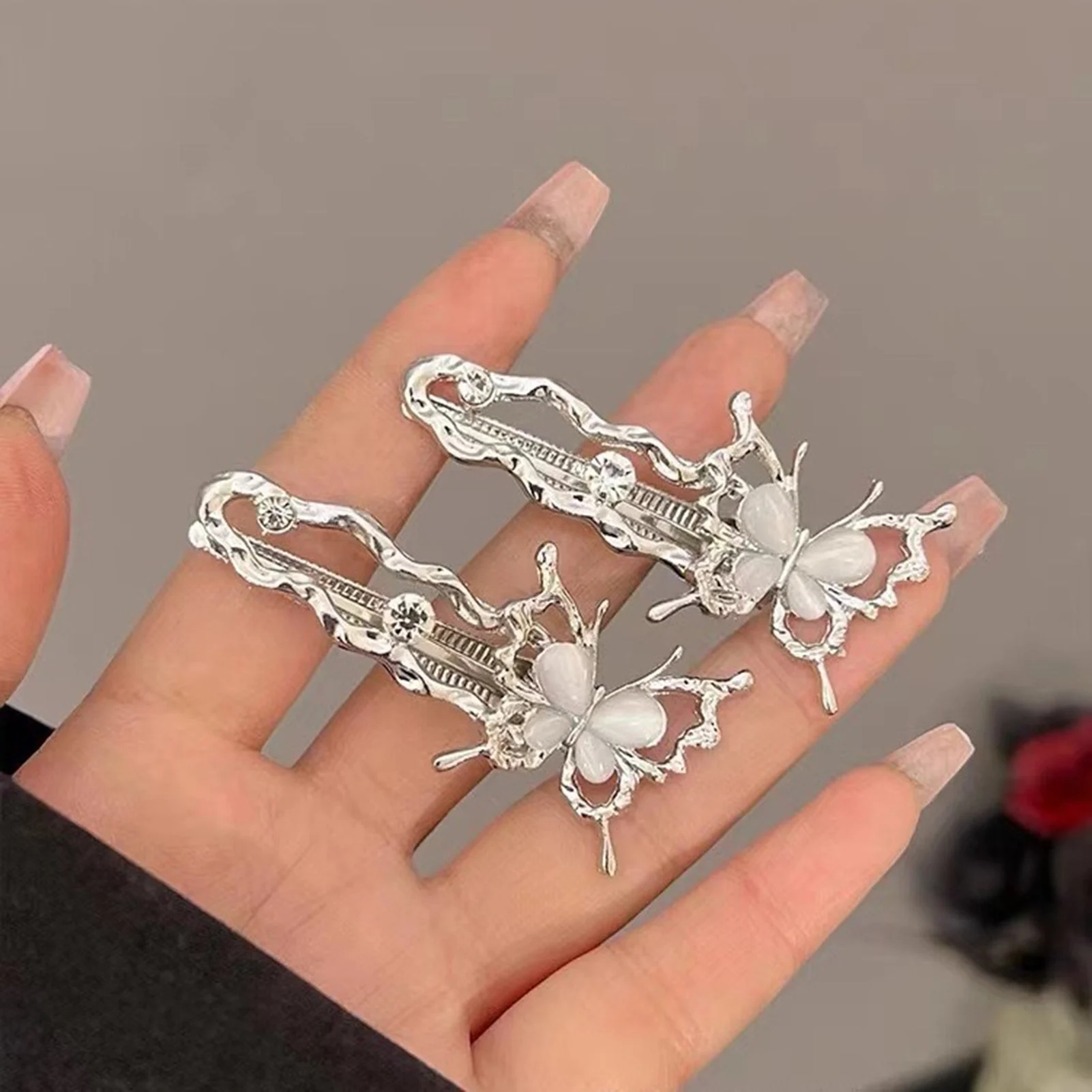 Metallic Butterfly Hair Clip Headwear Non-slip Temperament Side Hairpin Headpiece for Party Dating Wedding or Daily Wearing
Metallic Butterfly Hair Clip Headwear Non-slip Temperament Side Hairpin Headpiece for Party Dating Wedding or Daily Wearing