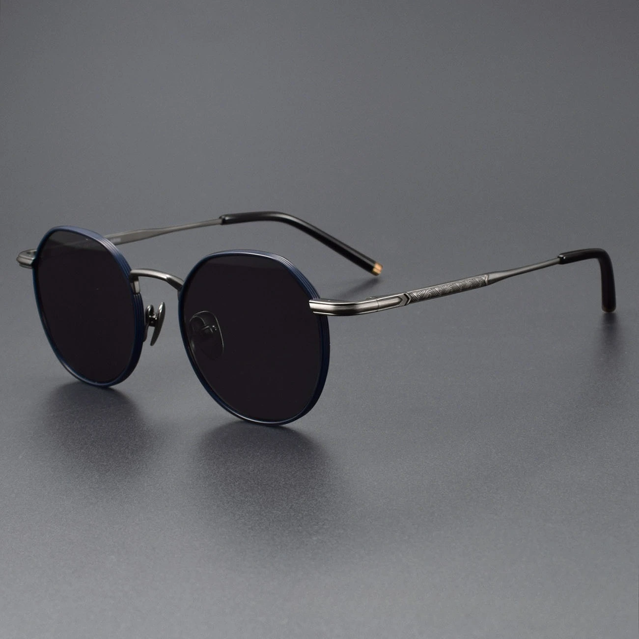 Роскошные дизайнерские модные изысканные круглые солнцезащитные очки из сплава для мужчин и женщин, многократное использование для вождения, езды на открытом воздухе, защита UV400
Роскошные дизайнерские модные изысканные круглые солнцезащитные очки из сплава для мужчин и женщин, многократное использование для вождения, езды на открытом воздухе, защита UV400