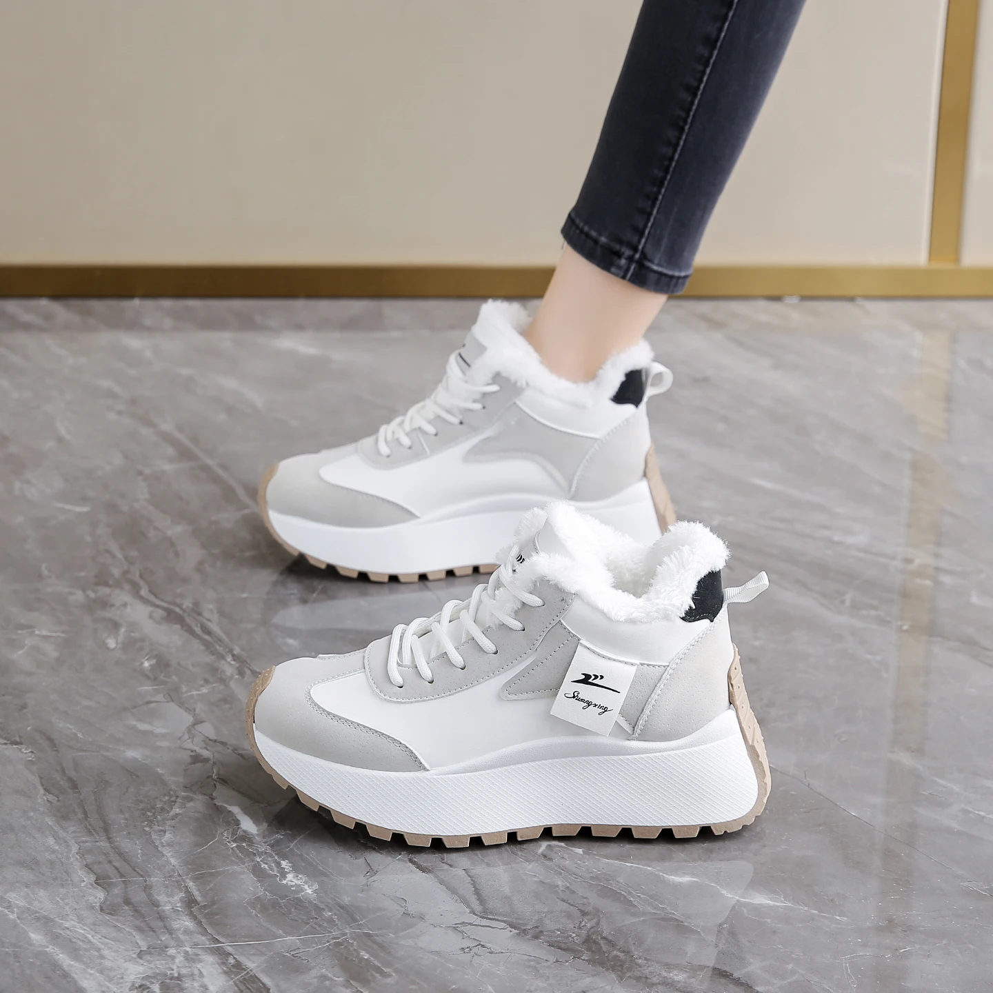 Zgsx-28093 High-Top Fleece-Lined Thickened Warm Sports Cotton Shoes for Women, New Winter Soft-Soled Thick-Soled Dad Shoes
Zgsx-28093 High-Top Fleece-Lined Thickened Warm Sports Cotton Shoes for Women, New Winter Soft-Soled Thick-Soled Dad Shoes