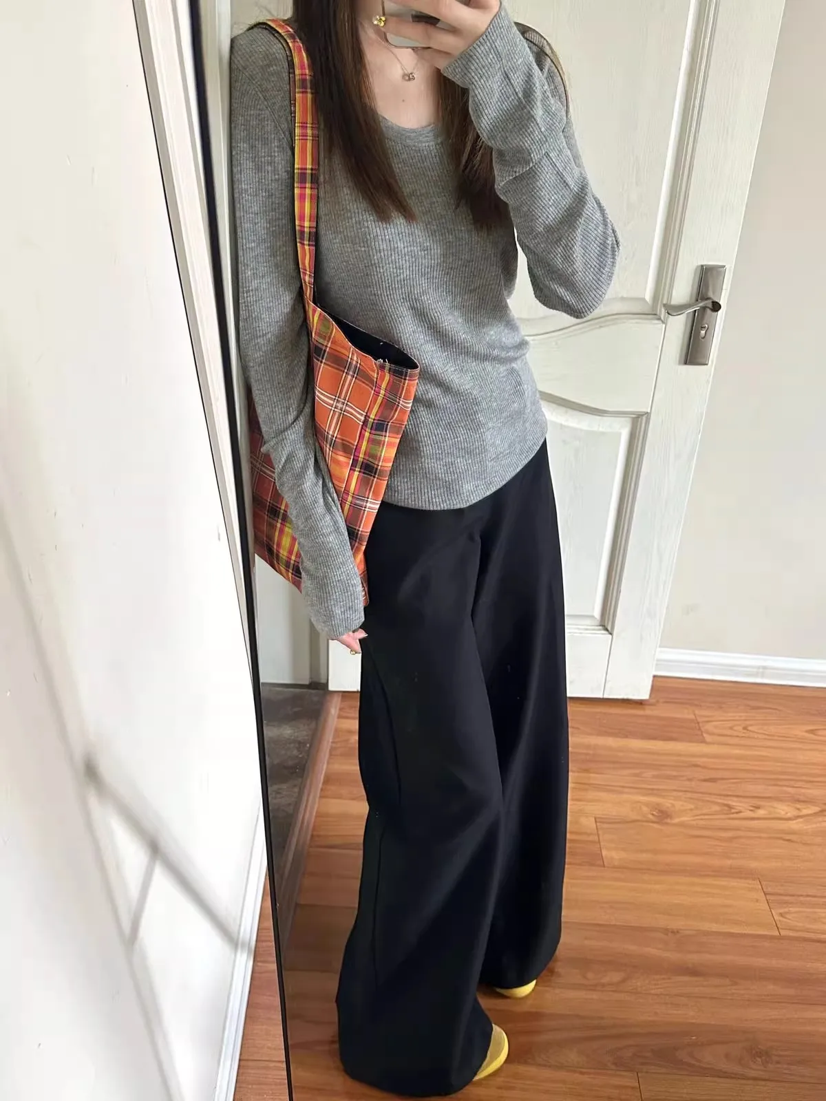 Gray U-Neck Knitwear Women's Spring Autumn Winter Slim Fit Long Sleeve Soft Base Shirt Commute Style Korean Version Base Shirt
Gray U-Neck Knitwear Women's Spring Autumn Winter Slim Fit Long Sleeve Soft Base Shirt Commute Style Korean Version Base Shirt