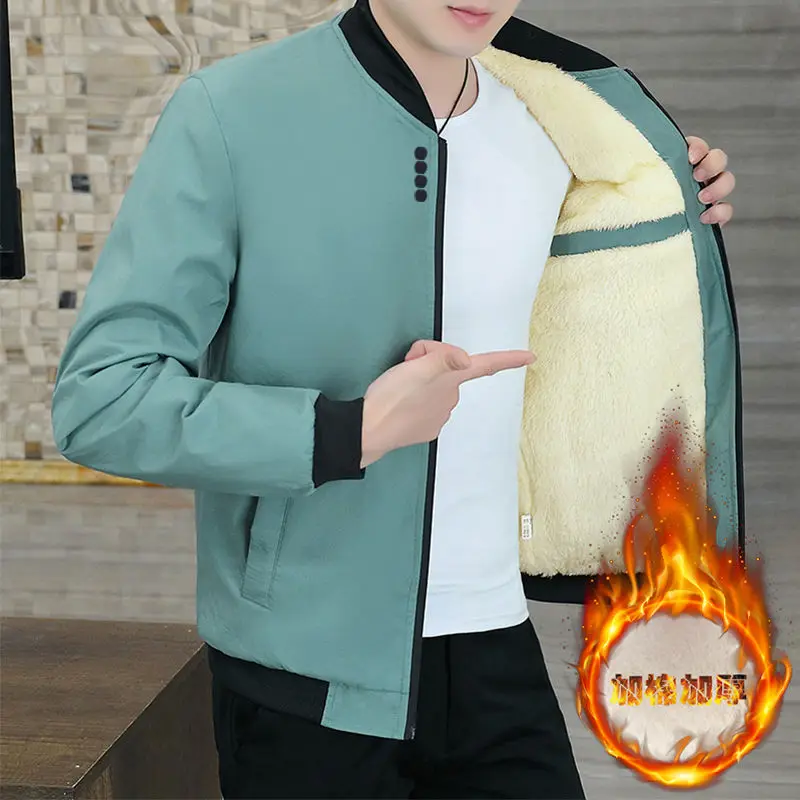 Весенне-осенние новые модные однотонные куртки с бейсбольным воротником и длинными рукавами, мужская одежда, корейские карманы на молнии, простые утепленные топы
Весенне-осенние новые модные однотонные куртки с бейсбольным воротником и длинными рукавами, мужская одежда, корейские карманы на молнии, простые утепленные топы