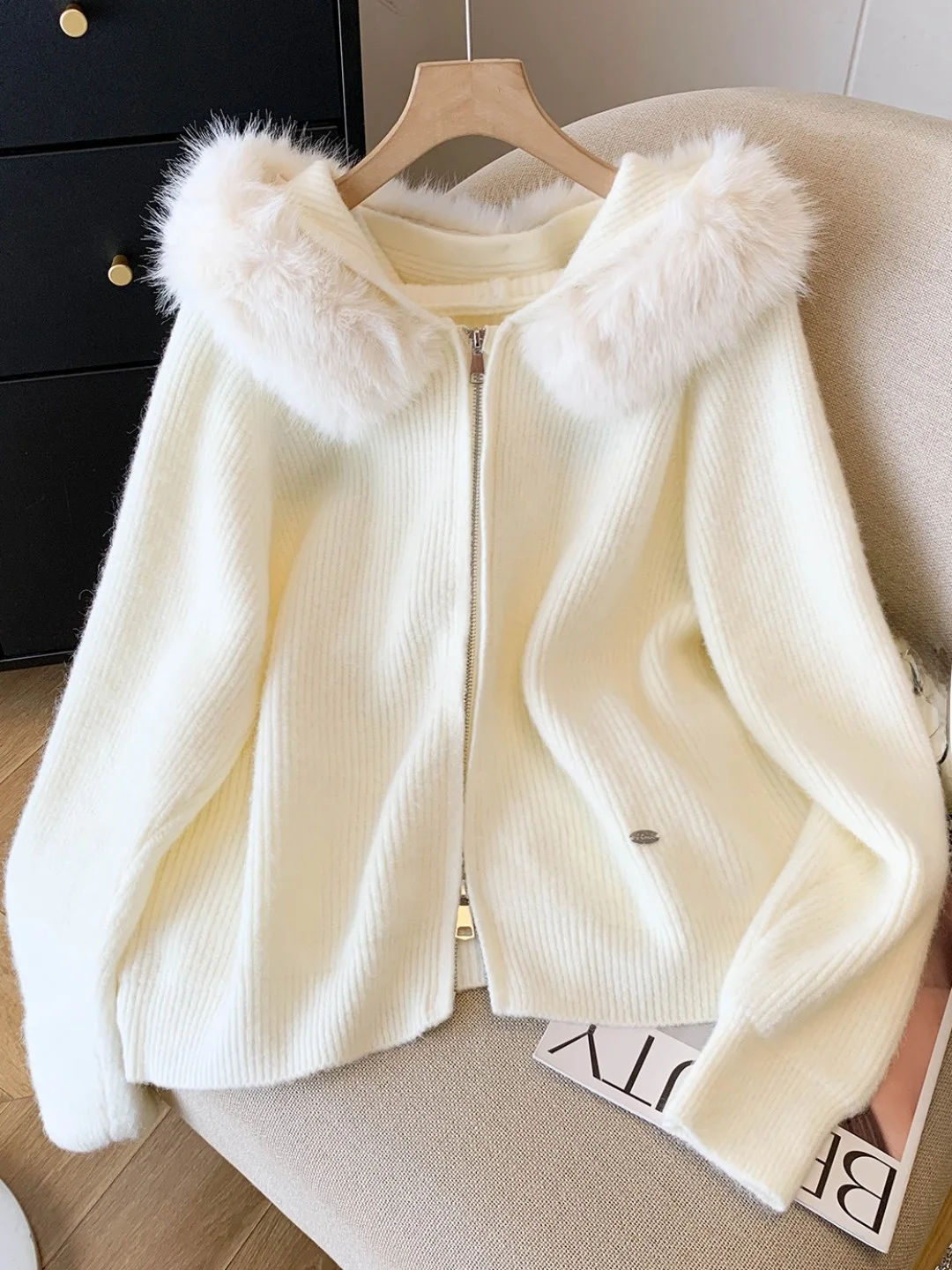 Premium Feel Knitted Hat Coat Women's Autumn Winter Loose Lazy Knitted Open Cardigan Self-Kee Sle Fur Collar Sweater Ja...
Premium Feel Knitted Hat Coat Women's Autumn Winter Loose Lazy Knitted Open Cardigan Self-Kee Sle Fur Collar Sweater Ja...